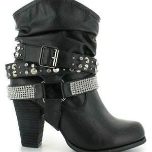 Black boots. Size 7 slip on.